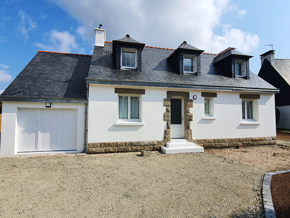 Maison blanche Taloc Façades avec garage et fenêtres mansardées