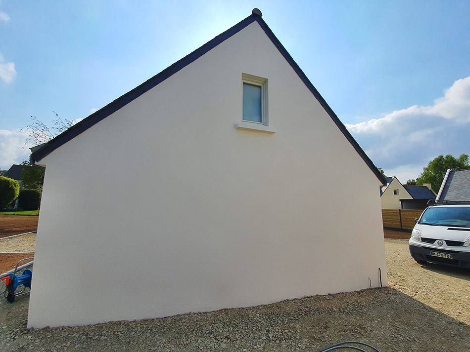 Taloc Façades bâtiment blanc avec petite fenêtre