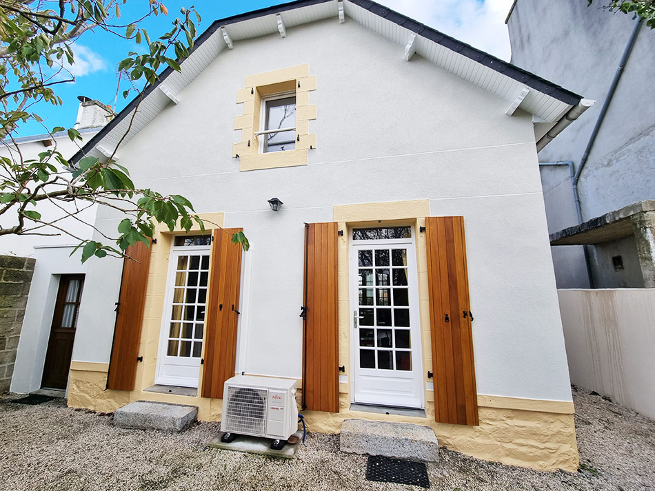 Taloc Façades maison blanche portes fenêtres bois climatiseur