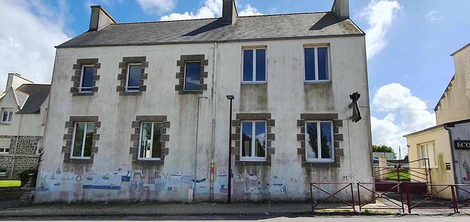 Façade avant traitement humidité à Gouesnou, traces et efflorescences visibles - Taloc Façades