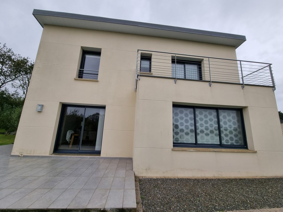 Façade de maison contemporaine avec enduit clair et balcon Taloc Façades