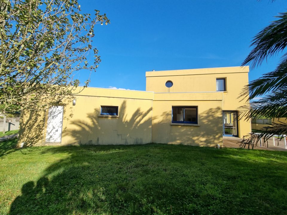 Façade de maison moderne avec enduit clair, rénovation Taloc Façades