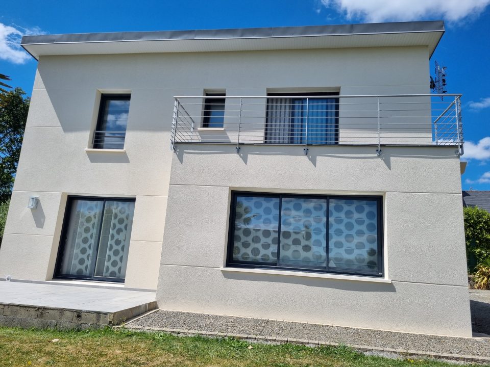 Façade de maison contemporaine rénovée par Taloc Façades