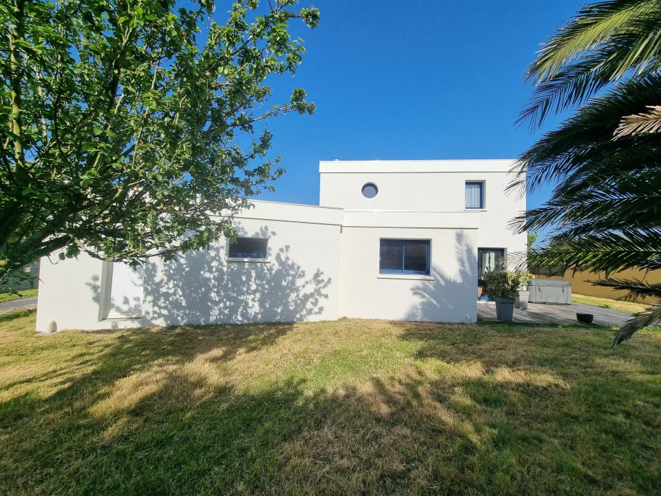 Façade de maison contemporaine blanche rénovée par Taloc Façades