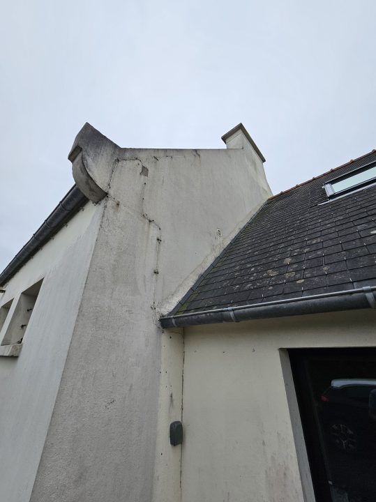 Fissures de façade avant réparation à Ploudalmézeau, fissures visibles sur enduit - Taloc Façades