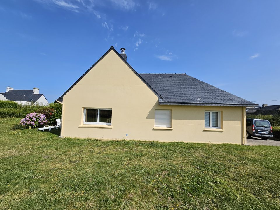 Façade de maison rénovée par Taloc Façades avec enduit beige