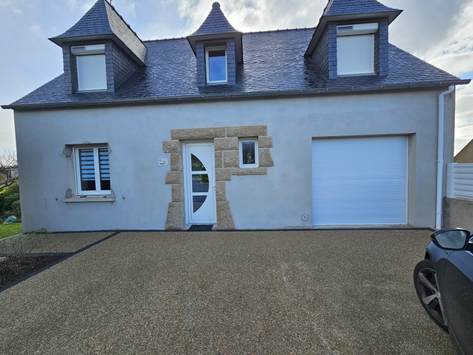 Façade de maison rénovée par Taloc Façades avec enduit gris clair