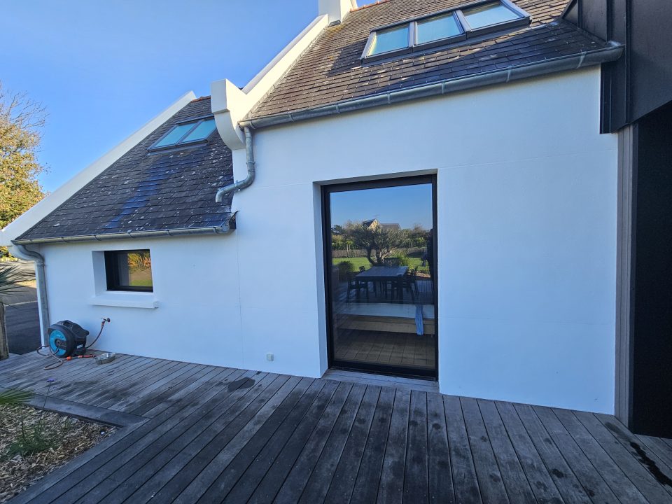 Façade de maison rénovée Taloc Façades avec enduit blanc et baies vitrées