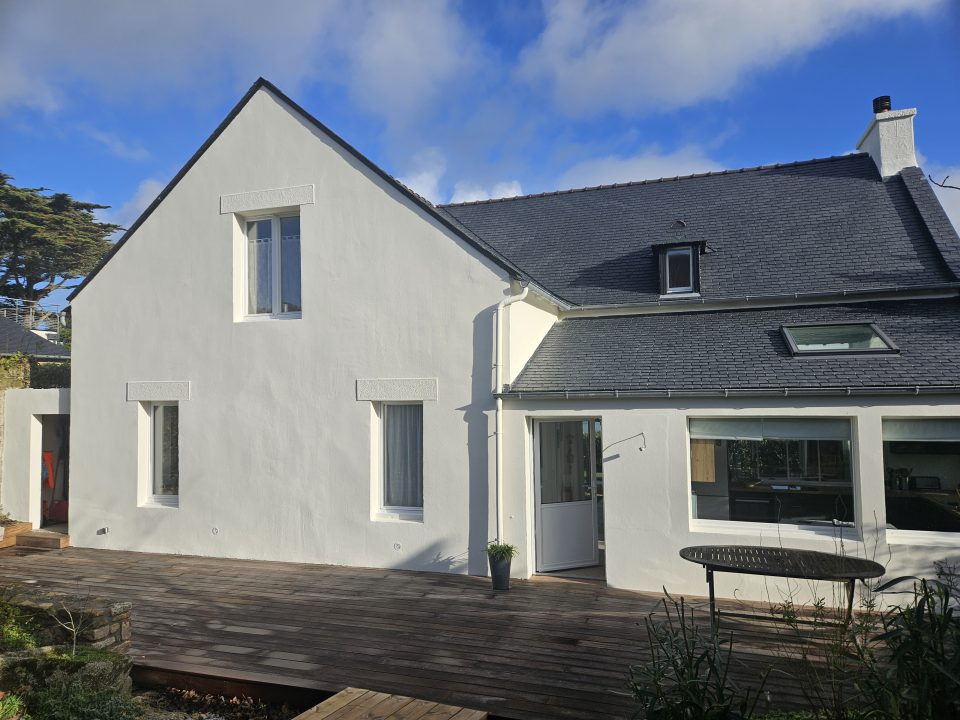 Ravalement de façade blanche d'une maison par Taloc Façades
