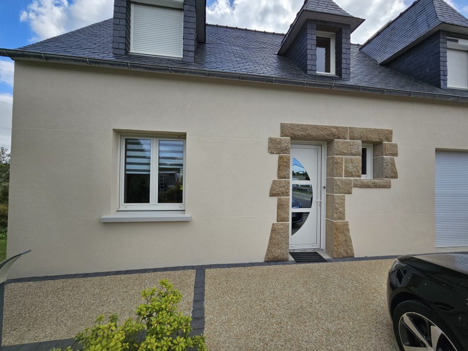 Façade de maison rénovée avec encadrement en pierre, Taloc Façades