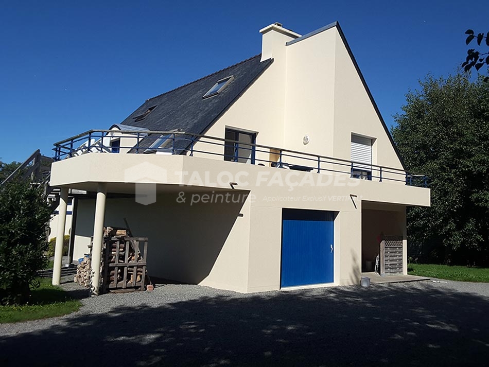 Maison moderne Taloc Façades avec balcon et porte bleue.