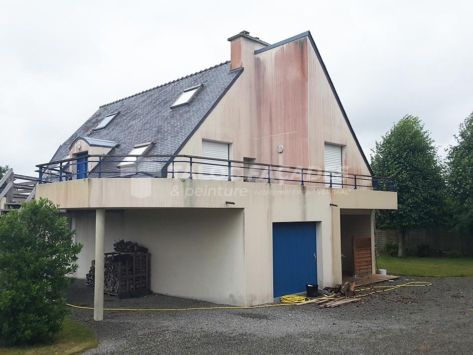 Maison moderne avec balcon et porte bleue. Taloc Façades.