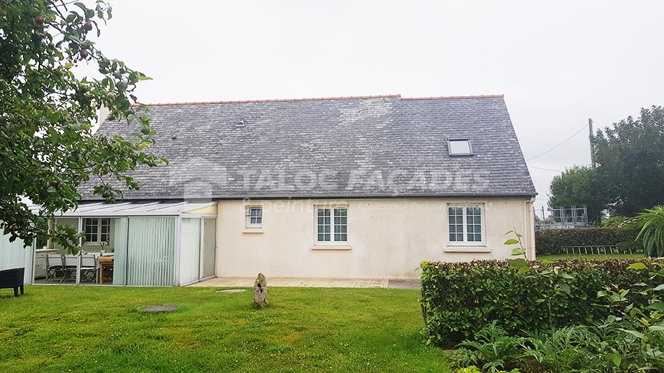Maison Taloc Façades blanche avec toit gris.
