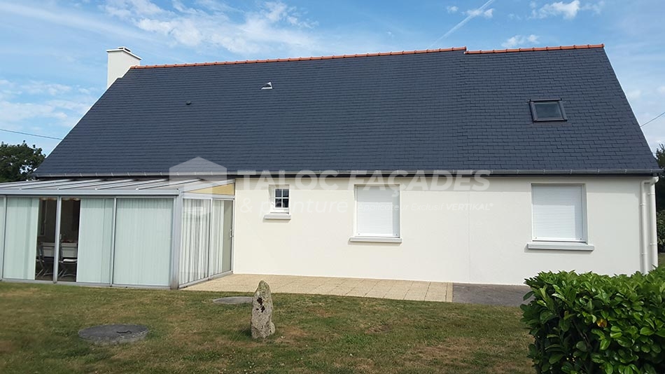 Maison blanche avec toit bleu Taloc Façades.