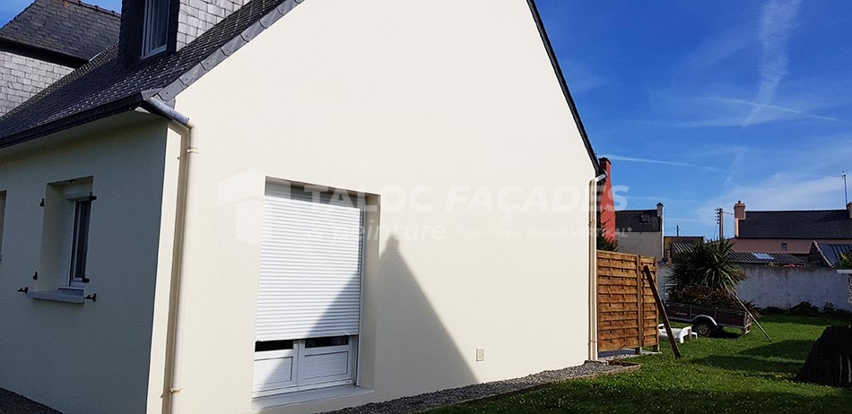 Façade de maison blanche Taloc avec fenêtre et jardin.