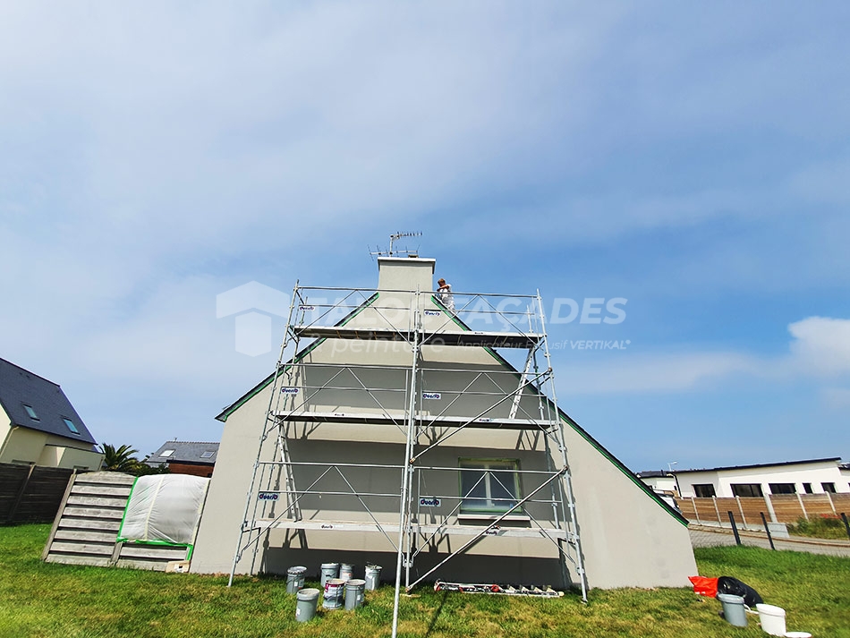 Mise en peinture d'une maison située à PORTSALL (29830), échafaudage monté