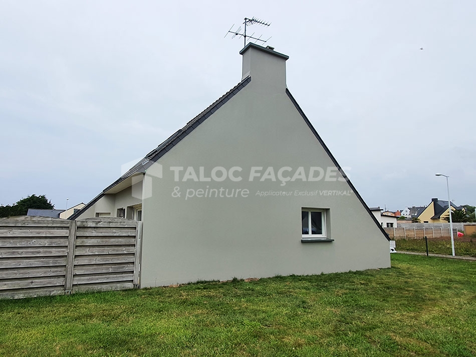 Mise en peinture d'une maison située à PORTSALL (29830), pignon terminé