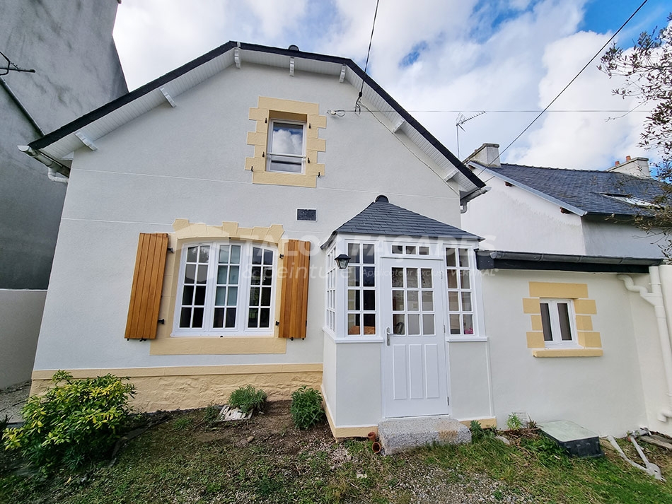 Maison blanche avec volets en bois, Taloc Façades.
